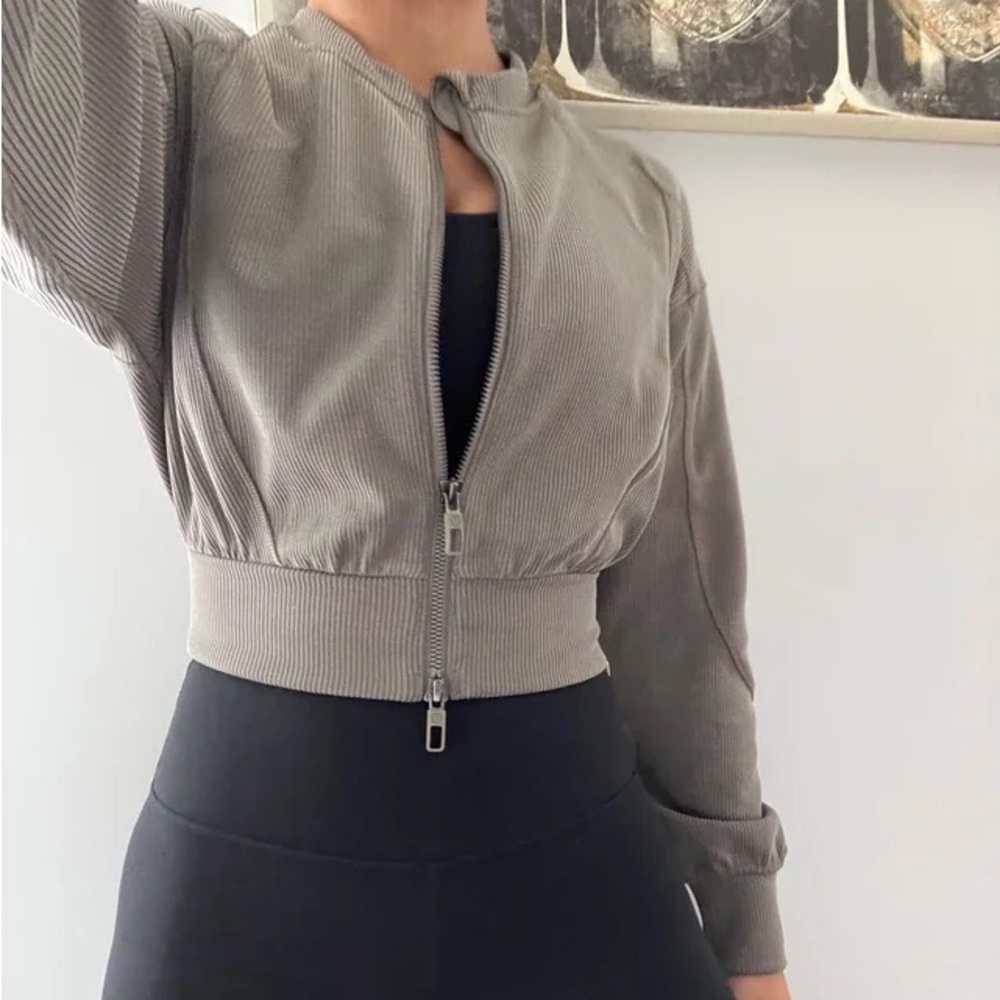 NWOT Lululemon Ribbed Softstreme Cropped Jacket in Nomad NOMD 6. Worn once!